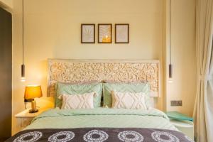 a bedroom with a large bed with pink pillows at Kikao-Marina Bay in Nairobi