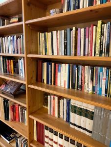 a book shelf filled with lots of books at Casa Marisa in Monteviale +3 photos