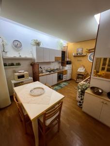 a kitchen with a table and a table and chairs at Casa Marisa in Monteviale