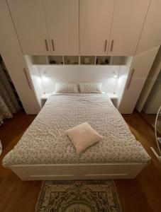 a bedroom with a bed with a pillow on it at Casa Marisa in Monteviale