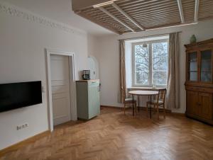 a living room with a table and a window at Königliche Villa - Watzmannblick - nahe Zentrum und Bahnhof in Berchtesgaden