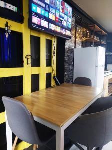 a conference room with a table and chairs and televisions at Jim3 moterno studio fast wi-fi with a view in Andravída