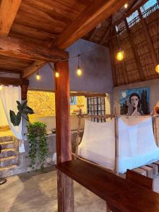 ein Schlafzimmer mit einem großen Bett in einem Zimmer in der Unterkunft Casa Guií in Arroyo Cruz