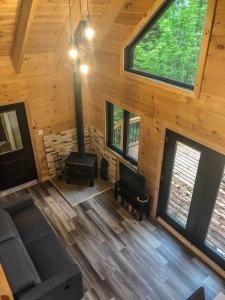 an overhead view of a living room with a couch and a fireplace at Chalet cozy en bord de lac in Saguenay