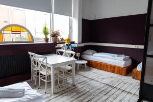 a room with a table and a bed and a window at BBgebouw39 - op de Rijkswerf in Den Helder