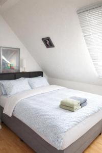 a bedroom with a bed with two towels on it at Quartier An der Rennbahn in Bremen