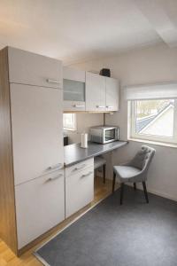 a kitchen with a desk and a chair in a room at Quartier An der Rennbahn in Bremen