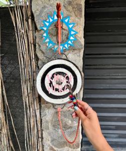 a person holding a string attached to a wall at Casajungla Hostel in Jacó