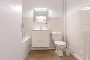a bathroom with a toilet and a sink and a mirror at Le Kuku Beach - Appartement de charme à Digoin in Digoin +15 photos