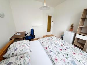 a bedroom with a bed and a desk at Chambre 1 in Toulouse +36 photos