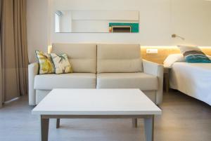 A bed or beds in a room at Globales Panamá - Adults Only