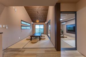 a hallway with a table in a house at Hakone Mori No Sato 箱根森の郷 in Sekishoato
