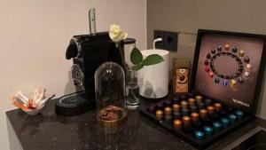 a counter with a coffee maker and a typewriter and a box ofjectedjected at Aan de Amstel in De Hoef