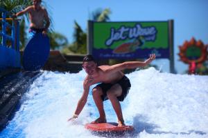 a man riding a wave on a surfboard in a water park at Caverá Country Park in Araranguá