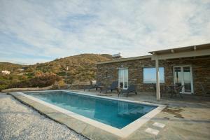a swimming pool in front of a house at Petra Vista Retreats in Otziás
