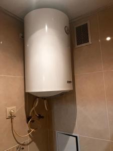 a water tank in the corner of a bathroom at City Relax in Bălţi +17 photos