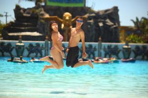 two people jumping into the water at a swimming pool at Caverá Country Park in Araranguá