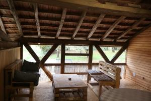 a room with a bench and a table in a cabin at Appartement indépendant in Aux-Aussat