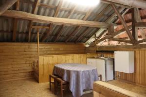 a kitchen with a table in the middle of a room at Appartement indépendant in Aux-Aussat