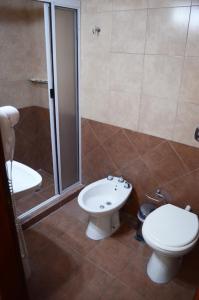 a bathroom with a toilet and a sink and a shower at Hotel Suite y SPA VerdeSolaro in Villa Elisa
