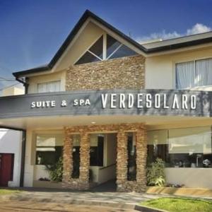 a building with a sign that reads sire and spa verdevo at Hotel Suite y SPA VerdeSolaro in Villa Elisa