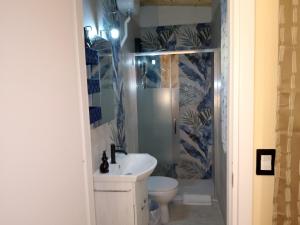 a bathroom with a sink and a toilet at Bred breakfast D&D in Augusta