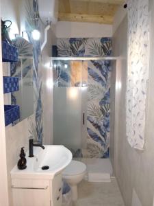 a bathroom with a toilet and a sink and a shower at Bred breakfast D&D in Augusta