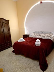 a bedroom with a bed with a red bedspread at Bred breakfast D&D in Augusta