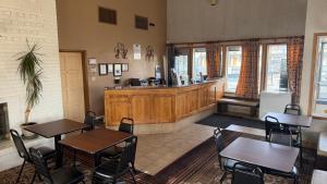a restaurant with tables and chairs and a counter at Thunderbird Motel in Elko