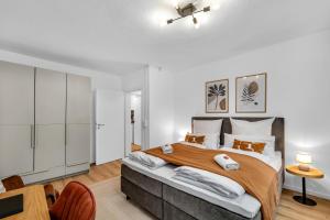 a bedroom with a large bed and a desk at INhome - Zentral - Küche - Modern in Schwäbisch Hall