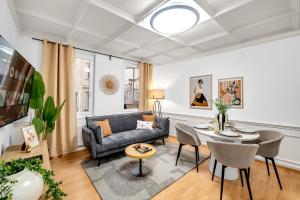 a living room with a couch and a table at INhome - Zentral - Küche - Modern in Schwäbisch Hall