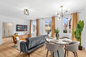 a living room with a couch and a table at INhome - Zentral - Küche - Modern in Schwäbisch Hall