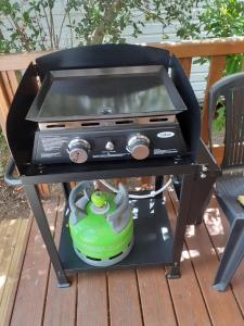 a grill and a stove on a table at Vacances la Palmyre in Les Mathes