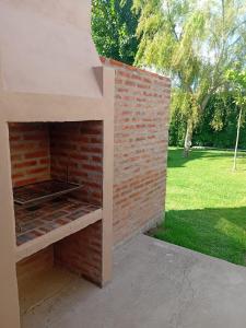 an outdoor brick oven with a brick wall at Departamentos Ruca Lauquén in Necochea