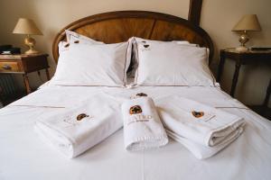a pile of towels sitting on top of a bed at Teatro Hotel Boutique in Ouro Preto
