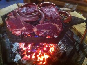 a grill with meat and onions on top of it at Charmante Cabane 5 Pers, Chauffée - API-1-52-1704 in Champvert