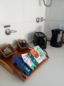 a counter with a cutting board with food and a toaster at Confort urbano - Departamento de 1 dormitorio con cochera in Venado Tuerto