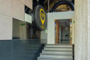 a yellow sign on the side of a building with stairs at Hotel Escala Siglo XXI in Mexico City