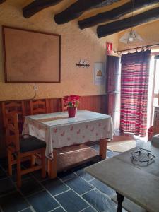 a room with a table with a flowerpot on it at Casa-Huerto La Juana in Trevélez