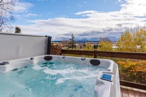 a jacuzzi tub on a deck with a view at Hôtel à la maison - La Bleue Maritime in Rivière-du-Loup
