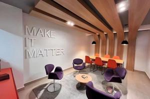 a meeting room with a table and chairs at Studio Prime Ribeirão Apogeo in Ribeirão Preto +64 photos