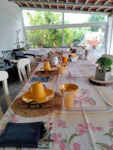 a long table with hats and plates on it at Casinha de Chanca in Chanca