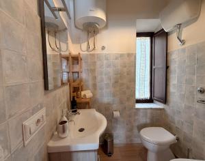 Bilik mandi di IL VICOLETTO Apartment - Charming independent holiday home in the historic center of Fiuggi, elegant and cozy, near the Thermal Baths and Wellness Retreats - FIUGGI +29 gambar