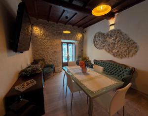 Televisyen dan/atau pusat hiburan di IL VICOLETTO Apartment - Charming independent holiday home in the historic center of Fiuggi, elegant and cozy, near the Thermal Baths and Wellness Retreats - FIUGGI