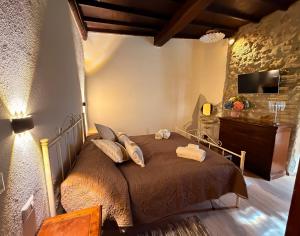 Katil atau katil-katil dalam bilik di IL VICOLETTO Apartment - Charming independent holiday home in the historic center of Fiuggi, elegant and cozy, near the Thermal Baths and Wellness Retreats - FIUGGI