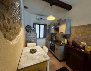 Dapur atau dapur kecil di IL VICOLETTO Apartment - Charming independent holiday home in the historic center of Fiuggi, elegant and cozy, near the Thermal Baths and Wellness Retreats - FIUGGI