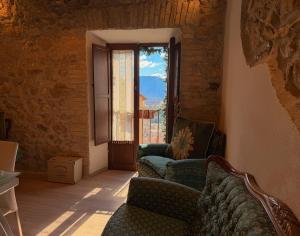 Ruang duduk di IL VICOLETTO Apartment - Charming independent holiday home in the historic center of Fiuggi, elegant and cozy, near the Thermal Baths and Wellness Retreats - FIUGGI