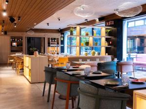 a restaurant with tables and chairs in a room at ibis Styles Lisboa Aeroporto in Lisbon