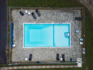 an overhead view of a swimming pool at Camp Hudson Pines in Corinth
