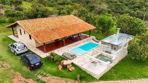 an aerial view of a house with a swimming pool at Casa junto as montanhas in Capitólio